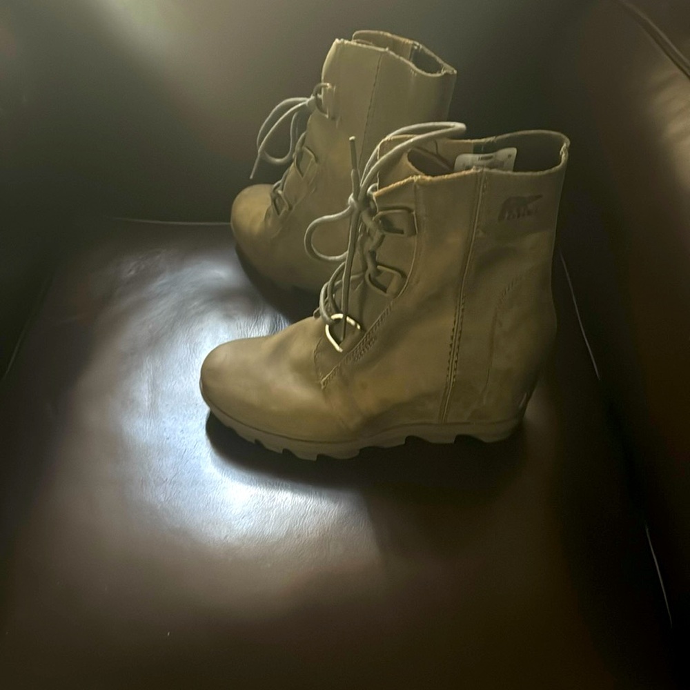 Sorel new with price tag boot. Size 8.5. Army green color